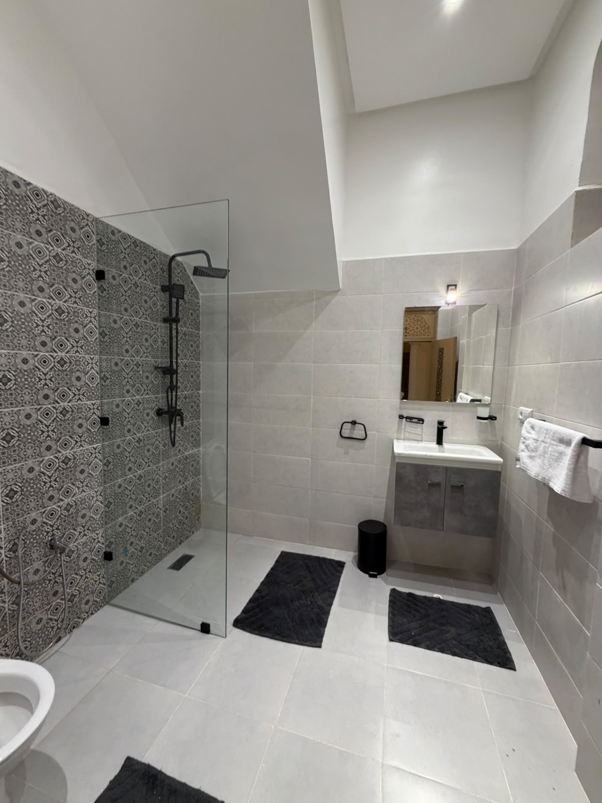 Lune bathroom five